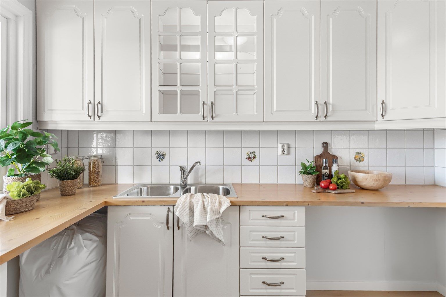 - God benkeplass til matlaging. Det har vært installert vaskemaskin og tørketrommel her -