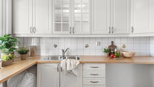 - God benkeplass til matlaging. Det har vært installert vaskemaskin og tørketrommel her -