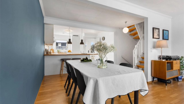 Den åpne løsningen mellom kjøkken og spisestue skaper en sosial atmosfære når man lager mat til venner eller familie.