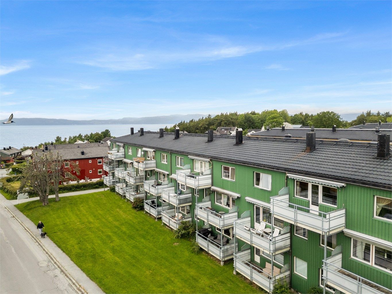 Velkommen til Harry Borthens vei 2A – en innholdsrik leilighet over to plan med attraktiv beliggenhet på Lade/Østmarka.