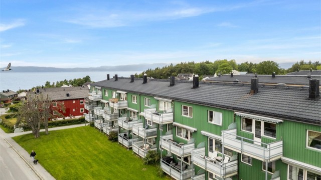 Velkommen til Harry Borthens vei 2A – en innholdsrik leilighet over to plan med attraktiv beliggenhet på Lade/Østmarka.