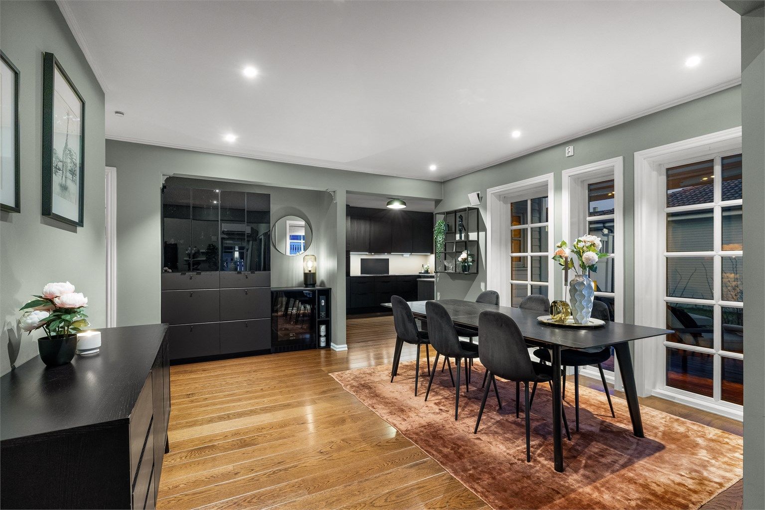 Kveldsstemning i den åpne stue- og kjøkkenløsningen.