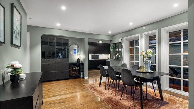 Kveldsstemning i den åpne stue- og kjøkkenløsningen.