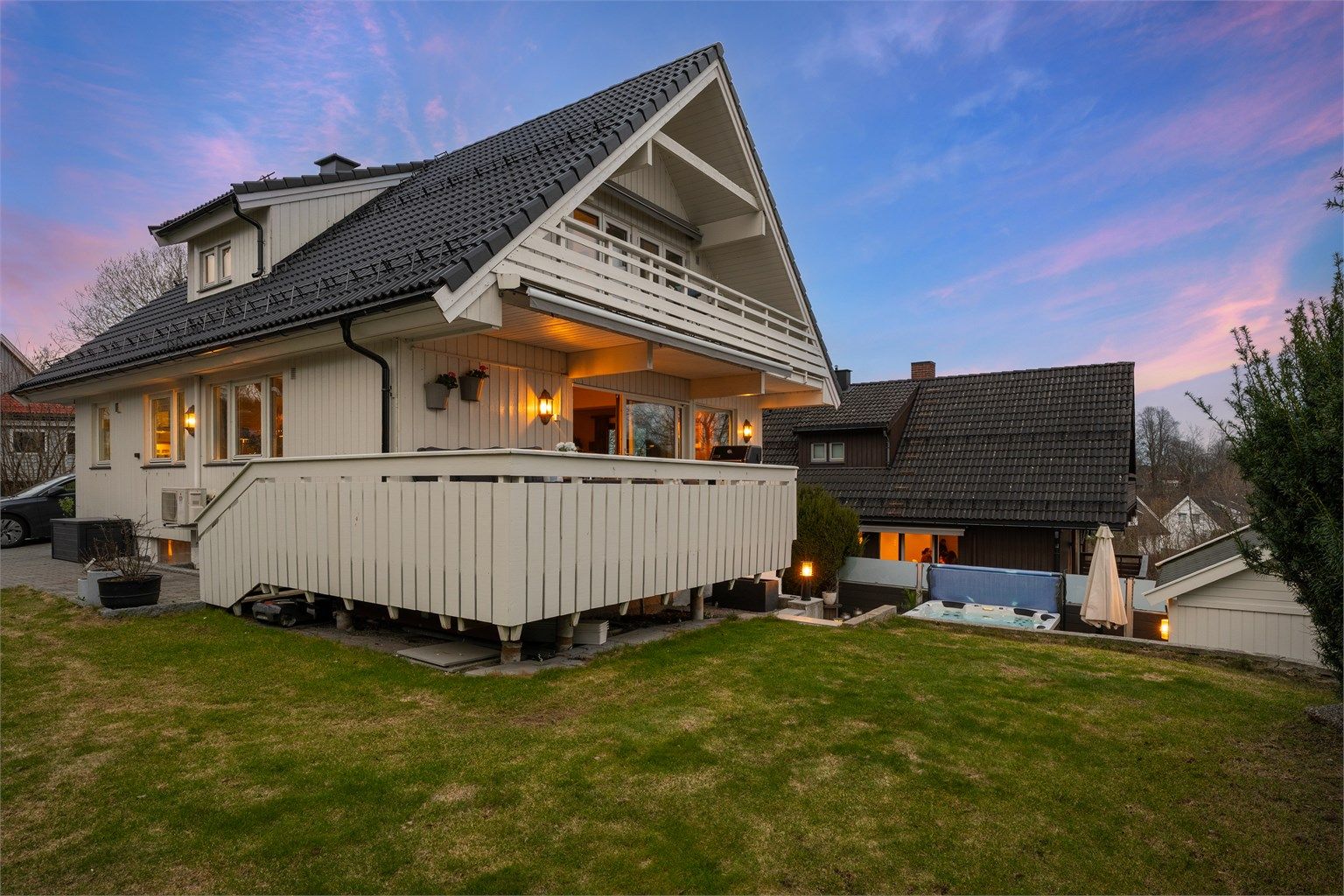 Innholdsrik enebolig over tre plan med gjennomførte kvaliteter og nytt tak fra 2024.