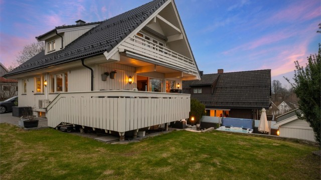 Innholdsrik enebolig over tre plan med gjennomførte kvaliteter og nytt tak fra 2024.