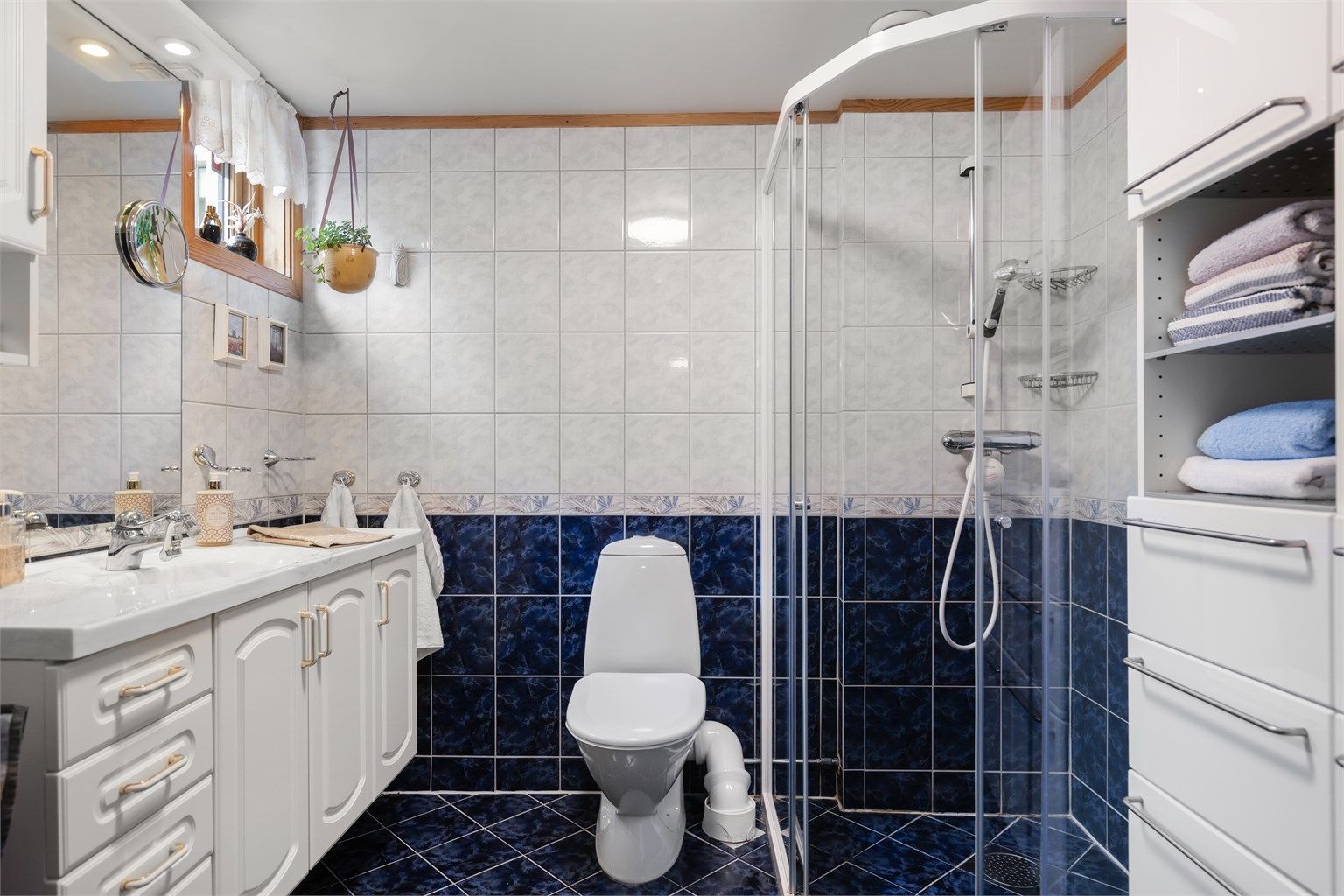 Badet i 1. etasje ble oppgradert i ca. 2004 (ifølge huseier) og har flislagt gulv med gulvvarme og oppgradert dusjhjørne i senere år.