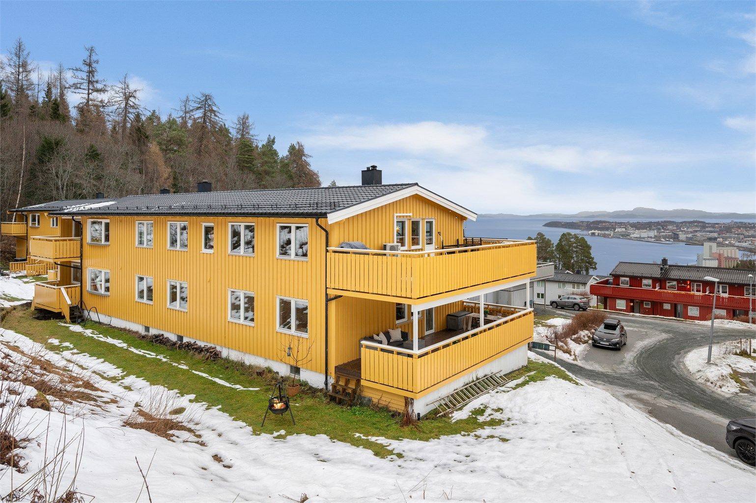 Området byr på en fin kombinasjon av bynær beliggenhet og nærhet til grønne omgivelser, perfekt for deg som ønsker en rolig hverdag uten å gi slipp på byens tilbud.