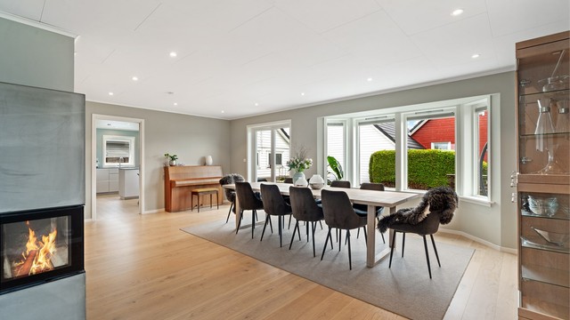 Lys stue med peisovn og god plass til langbord.