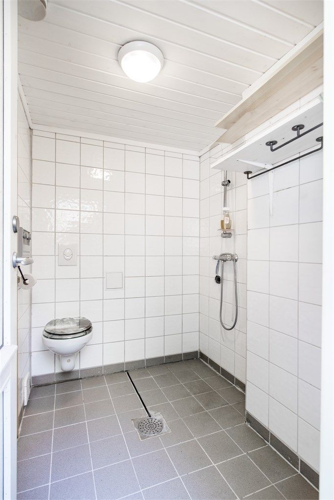 Boligen har også en egen avdeling med utvendig adkomst bestående av bad og badstue.