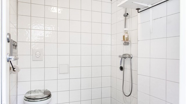 Boligen har også en egen avdeling med utvendig adkomst bestående av bad og badstue.