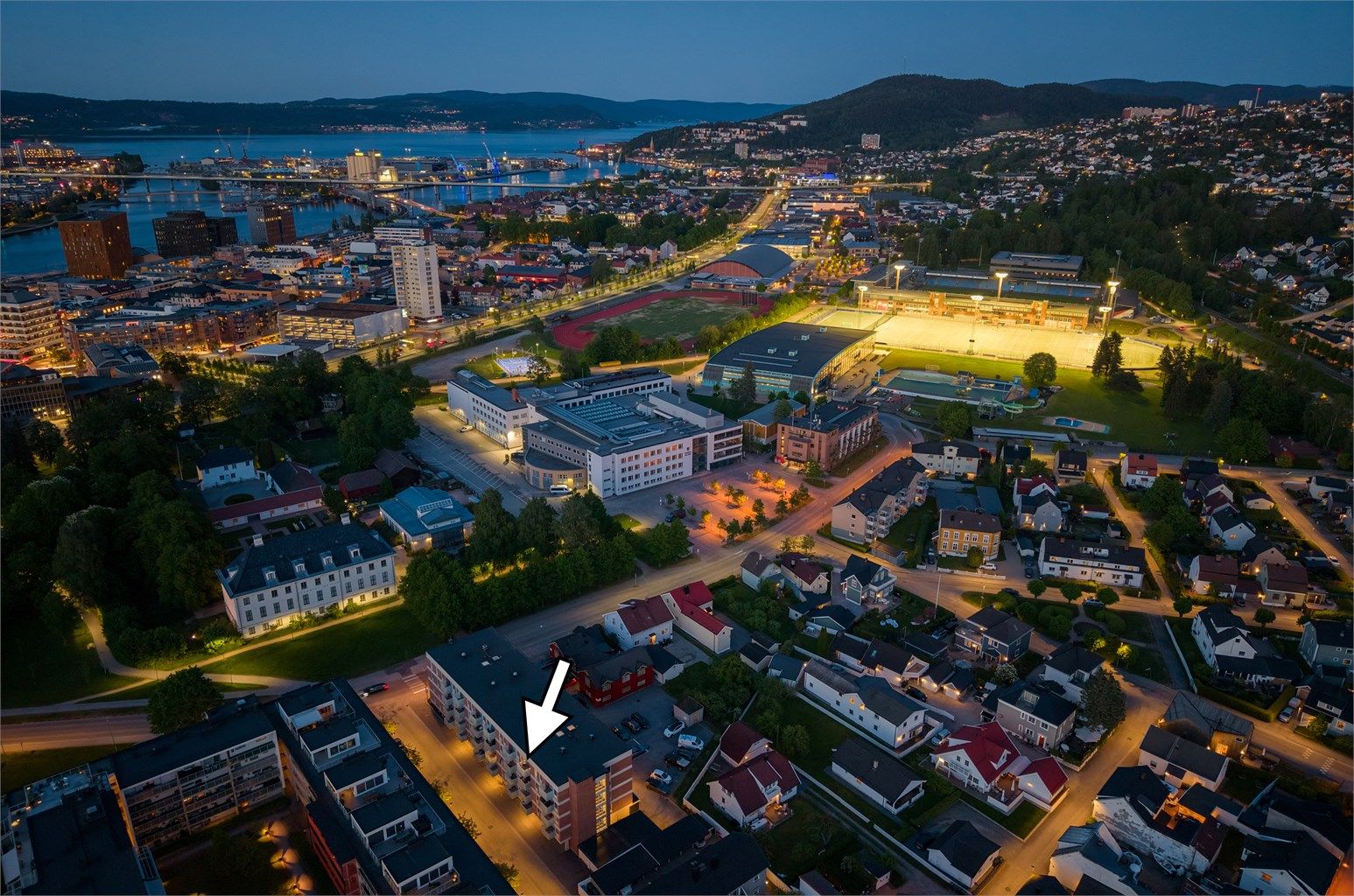 Her bor du tilbaketrukket i en rolig sidegate, men med alt du trenger rett utenfor døren, inkludert et bredt fritids- og idrettstilbud.