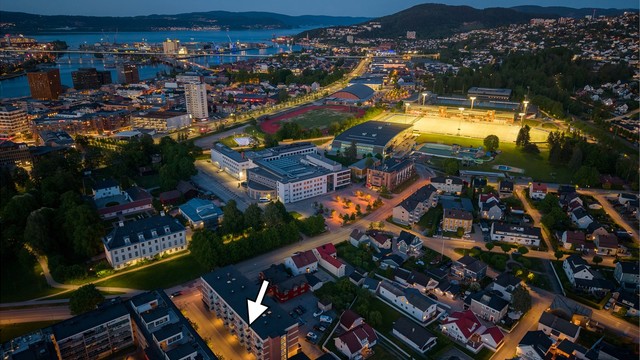 Her bor du tilbaketrukket i en rolig sidegate, men med alt du trenger rett utenfor døren, inkludert et bredt fritids- og idrettstilbud.