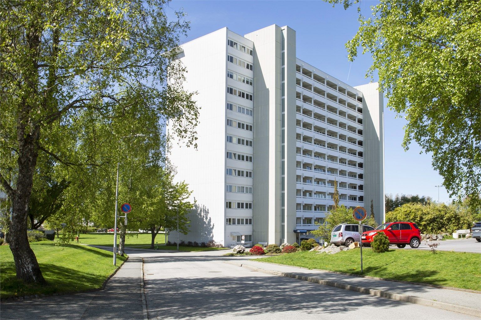 Boligblokken i Rektor Berntens gate fremstår som velholdt og ligger i et etablert område med flotte grøntarealer rundt. Gode fellesarealer og pent opparbeidet uteområde gir et godt førsteinntrykk.