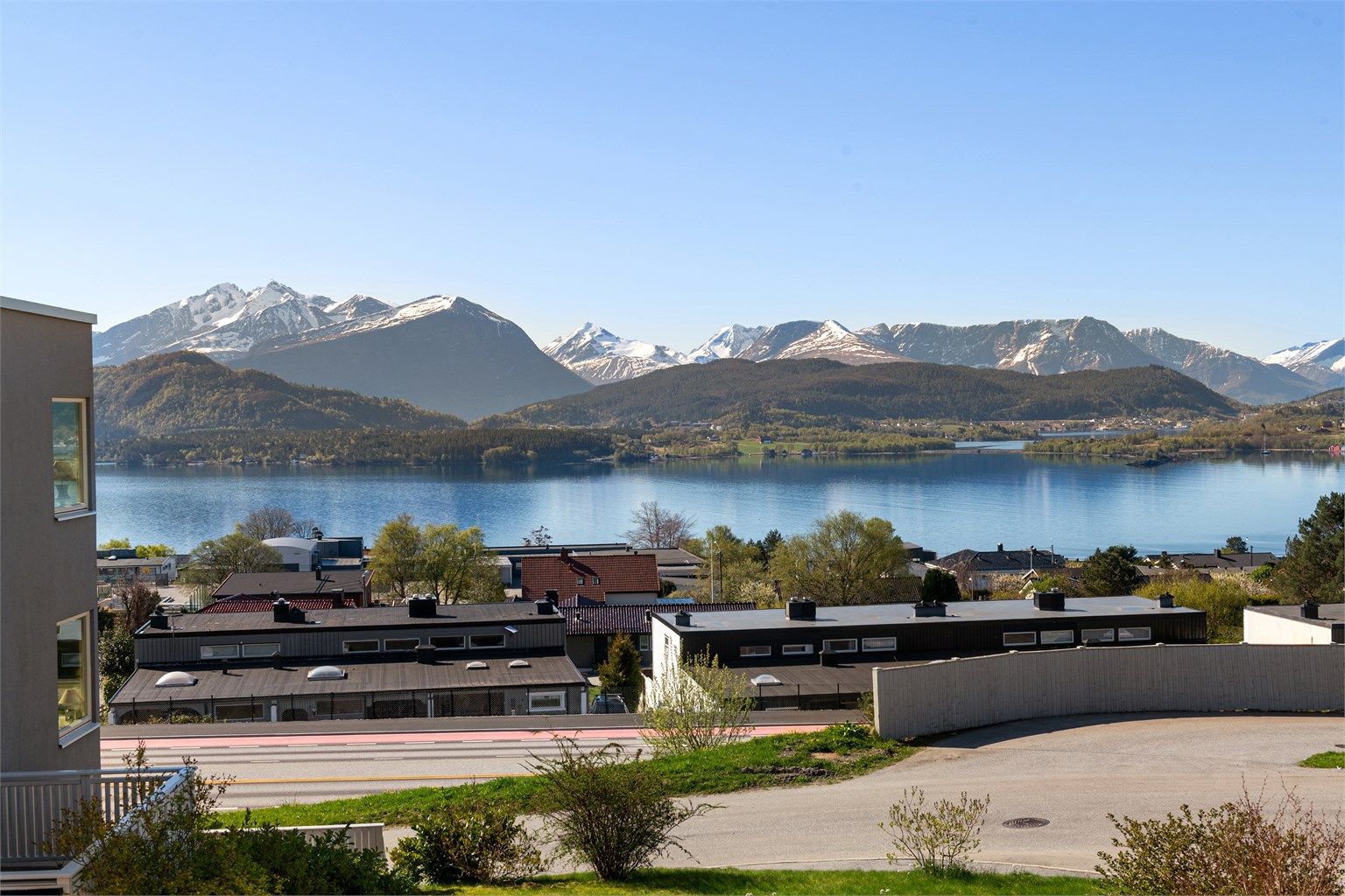 Fra leiligheten er det en vidstrakt utsikt over Borgundfjorden og Sunnmørsfjella
Foto: Stian Wiik