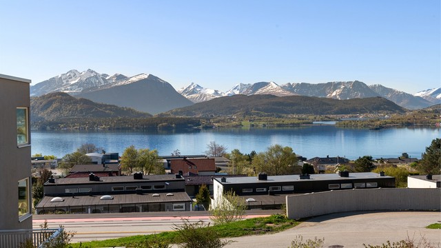 Fra leiligheten er det en vidstrakt utsikt over Borgundfjorden og Sunnmørsfjella
Foto: Stian Wiik