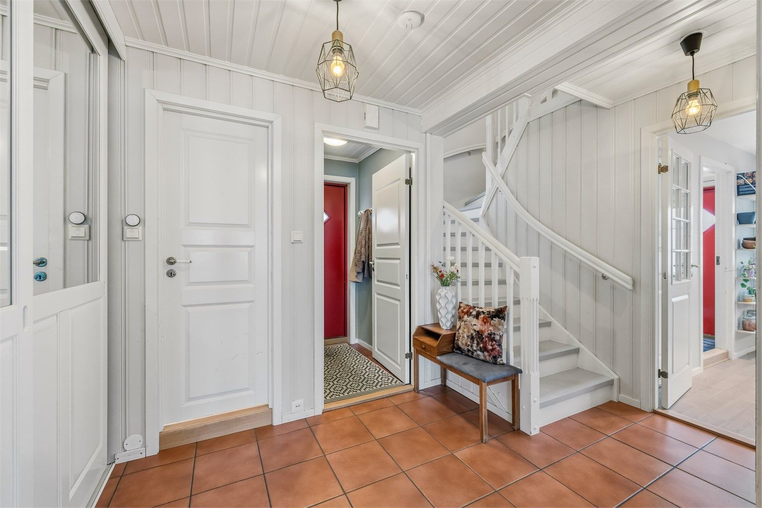 Velkommen inn! Inngangsparti stort garderobeskap. Det er vannbåren varme i alle etasjer.