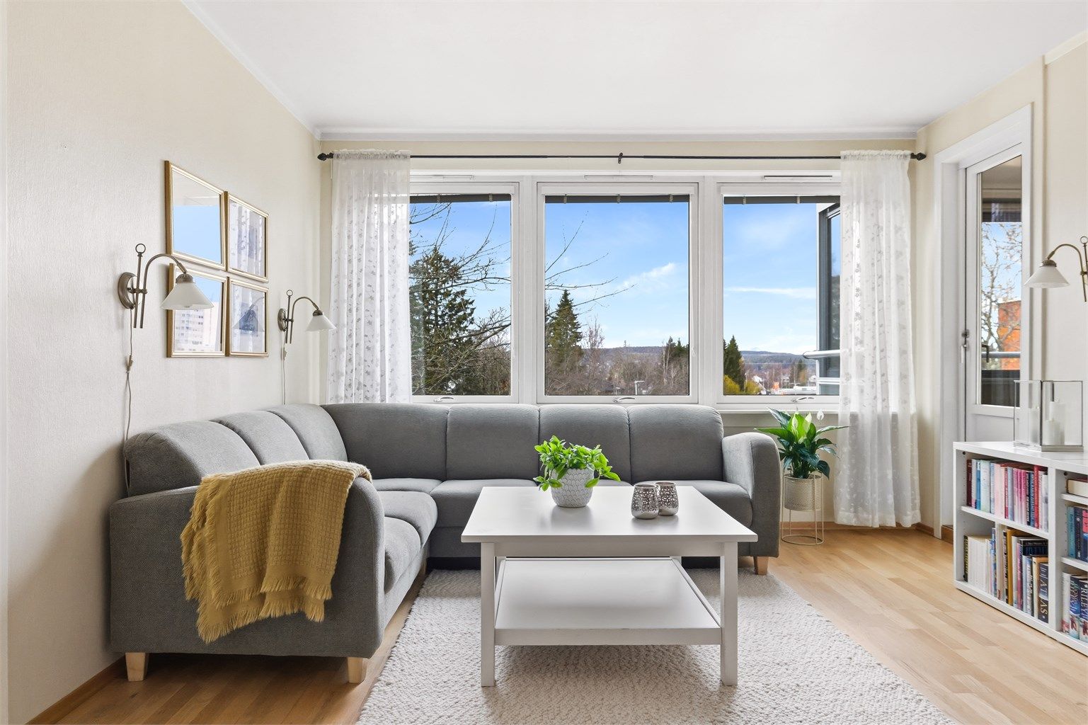 Store vindusflater fra 2009 slipper inn godt med dagslys