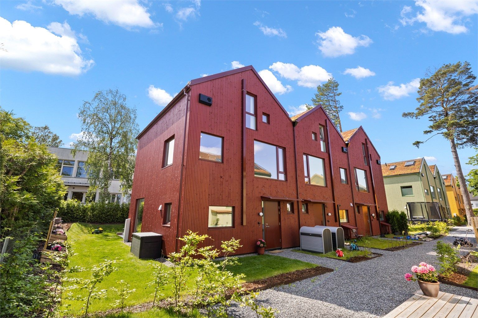 Meget god intern beliggenhet i enden. Boligen ligger også i andre rekke fra vei med barnevennlig felles tun og fine intern veier.