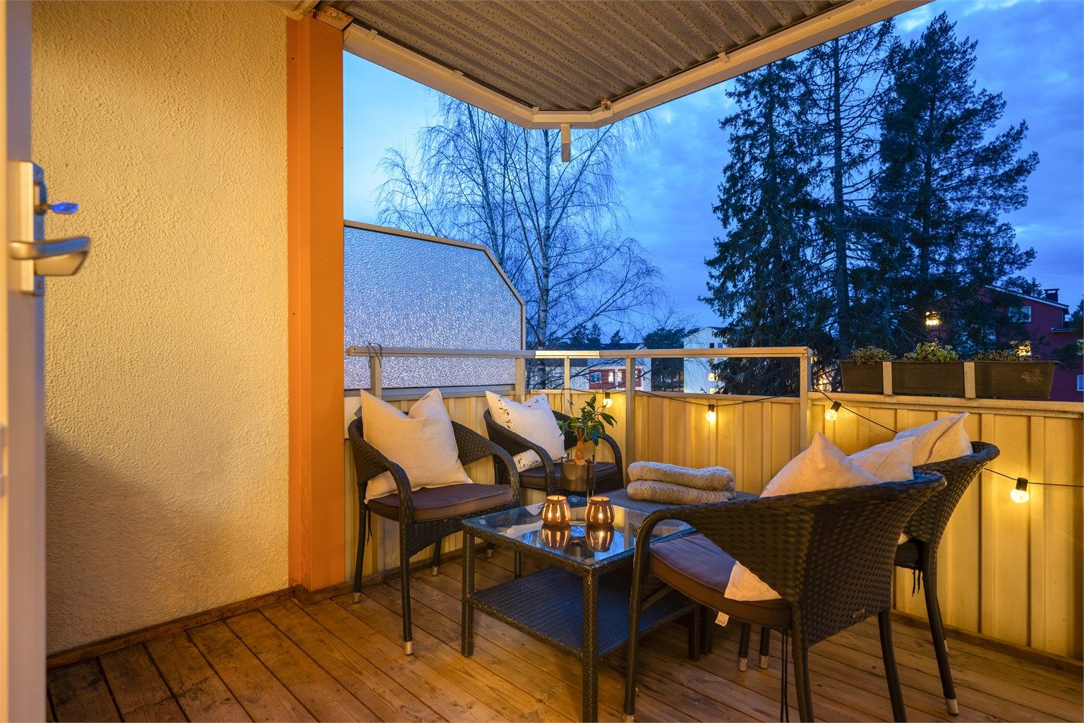 Balkongen er utstyrt med utebelysning, stikkontakter og terrassevarmer. Disse bidrar til å utvide brukstiden utover kveldene.