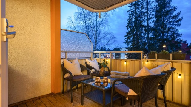 Balkongen er utstyrt med utebelysning, stikkontakter og terrassevarmer. Disse bidrar til å utvide brukstiden utover kveldene.