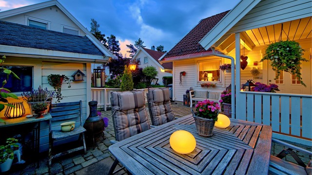 Uteplass ved boligens inngangsparti - dukkehus på tomten (idag benyttet som bod)
