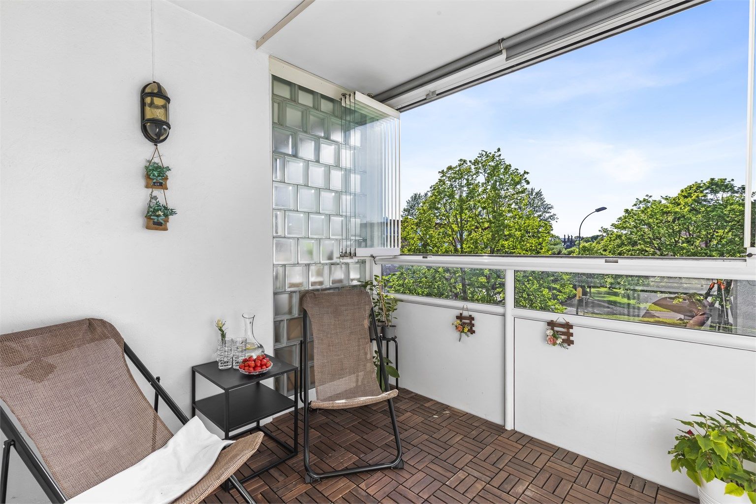 Balkong med utgang fra stuen. 