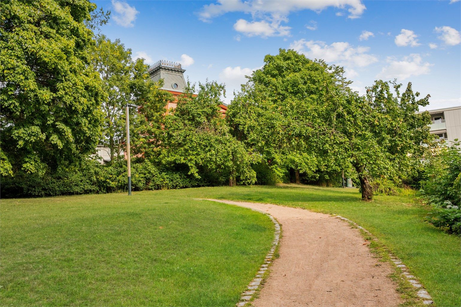 I nærområdet finner du flere flotte parker og rekreasjonsområder, blant annet Ola Narr like over gaten, Sofienbergparken, Tøyenparken og Torshovdalen.