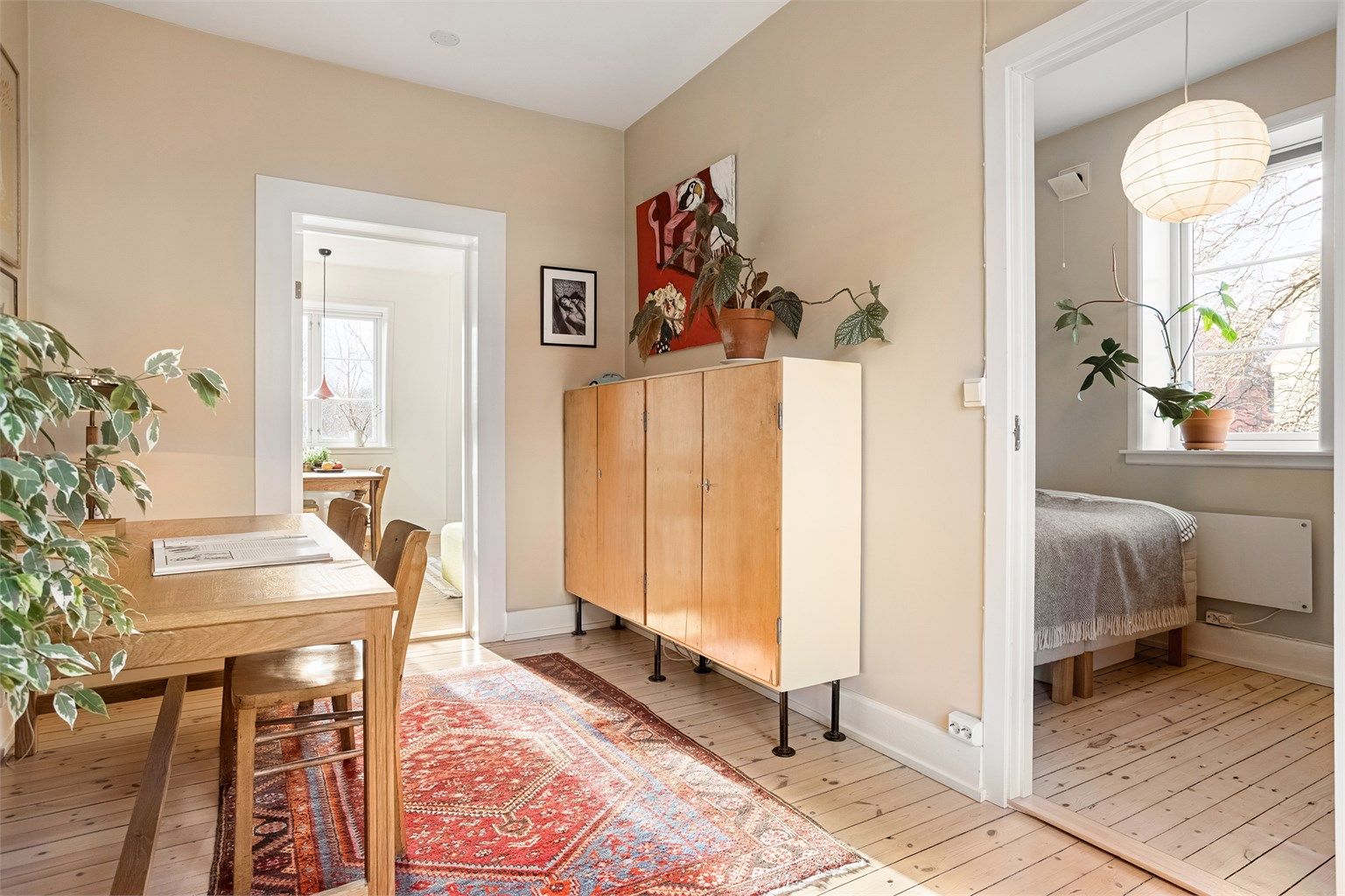 Herfra er det gjennomgang til hovedsoverommet