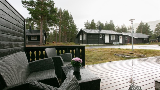 Fra terrassen har man god oversikt over hyttefeltet.