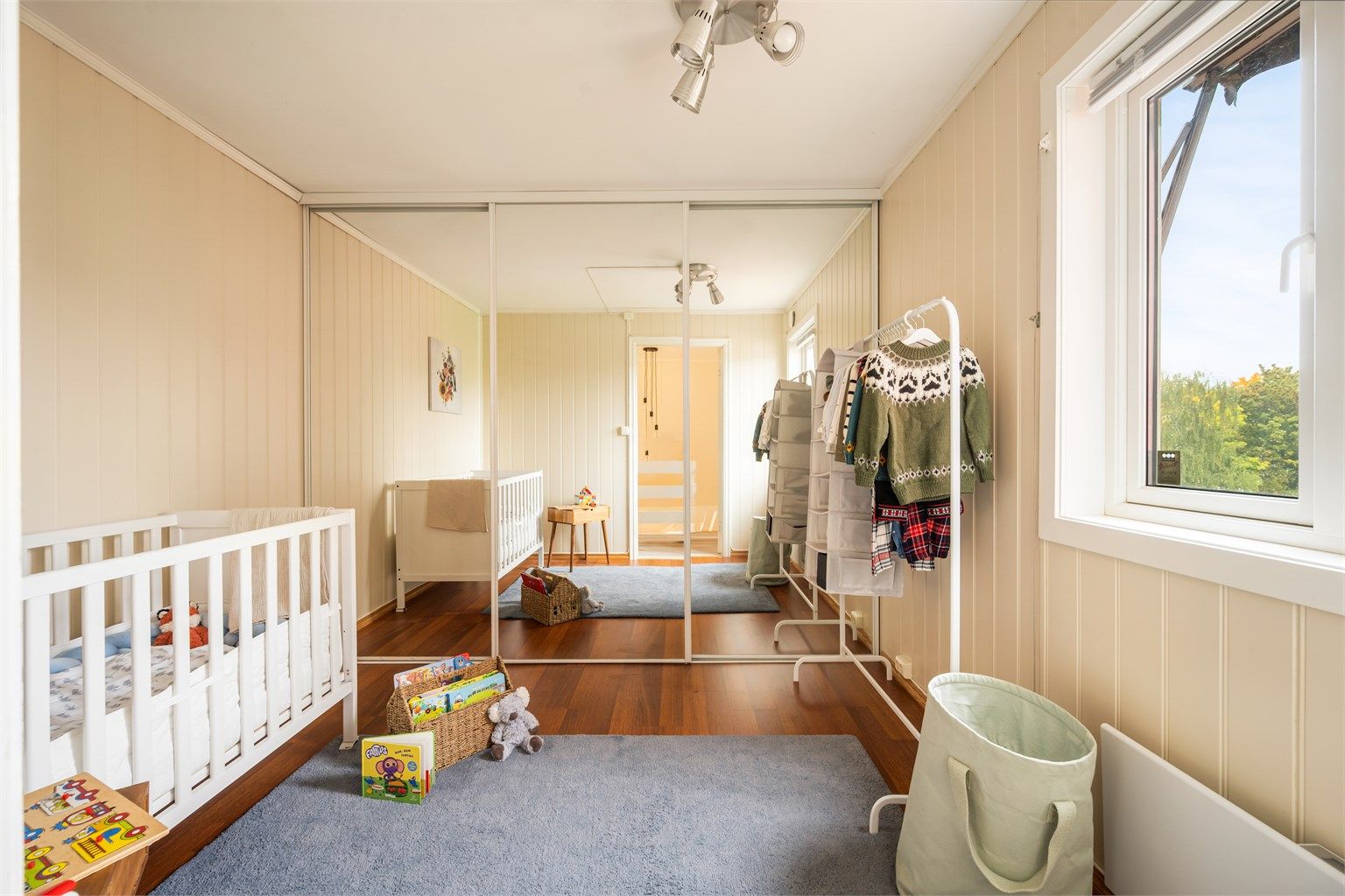 Soverom 2 er et lyst og trivelig soverom med romslig skyvedørsgarderobe, perfekt som barnerom eller gjesterom. (OBS! Gulvet på dette rommet vil bli byttet til overtakelse og fremstå likt som gulvene i resten av boligen). 