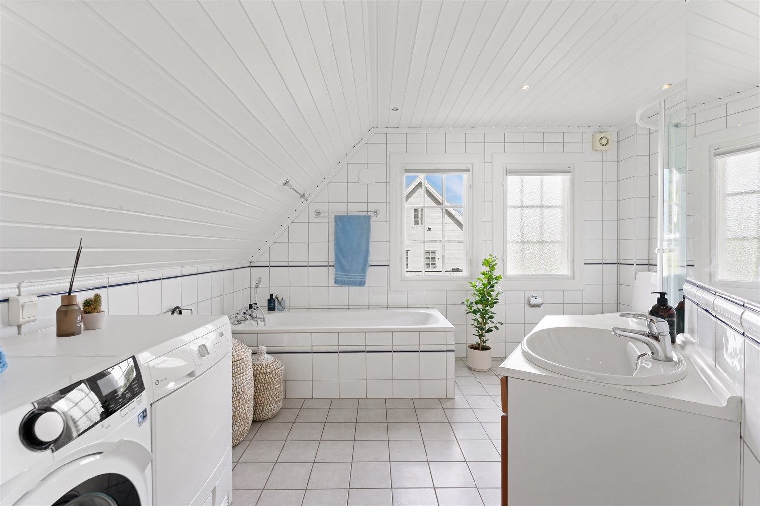 Himling med panel og downlights, samt mekanisk avtrekksvifte i veggen.