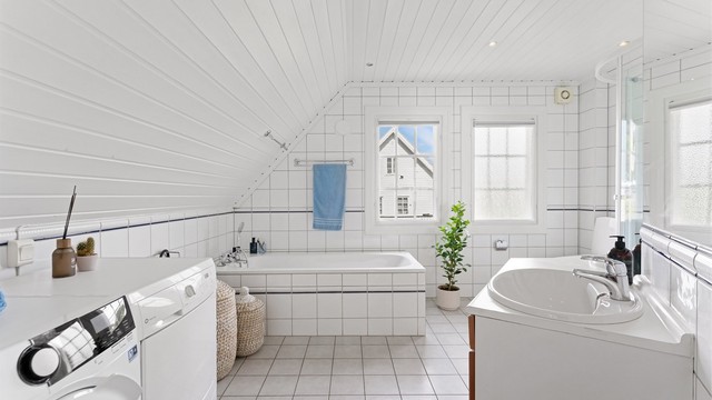 Himling med panel og downlights, samt mekanisk avtrekksvifte i veggen.