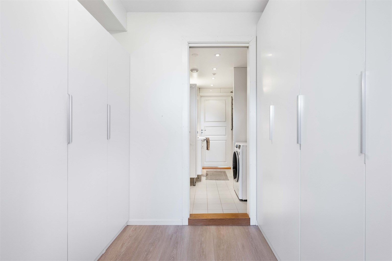 - Walk-in garderobe med romslige garderobeskap på begge sider -