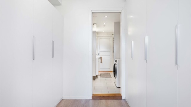 - Walk-in garderobe med romslige garderobeskap på begge sider -