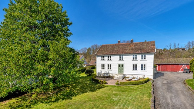 Stor solrik hage. Erverdig direktørbolig.