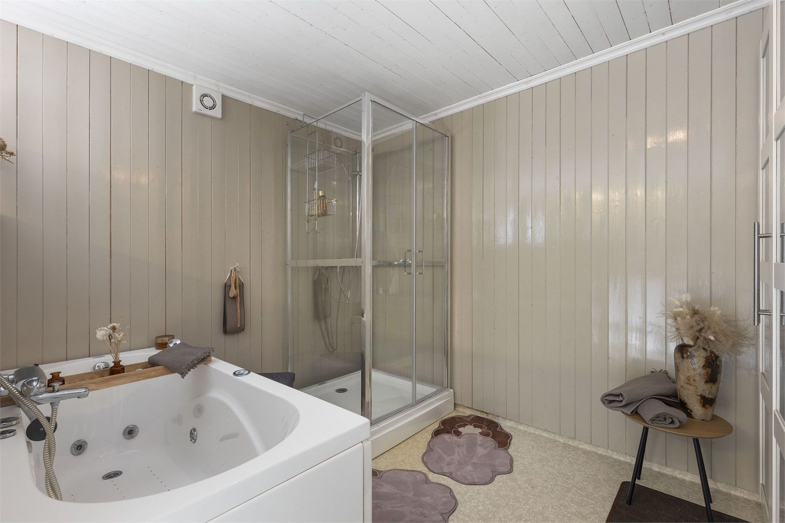 Badekar og dusjkabinett.