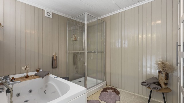 Badekar og dusjkabinett.