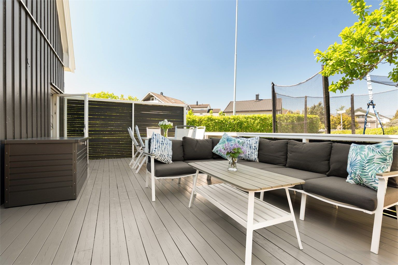 Sommerstid kommer solen til terrassen fra utpå ettermiddagene. Denne ble oppført i 2017, ny terrassedør ble samtidig satt inn. Fotograf; Kristoffer Kristiansen.