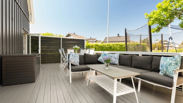 Sommerstid kommer solen til terrassen fra utpå ettermiddagene. Denne ble oppført i 2018, ny terrassedør ble satt inn i 2917. Fotograf; Kristoffer Kristiansen.