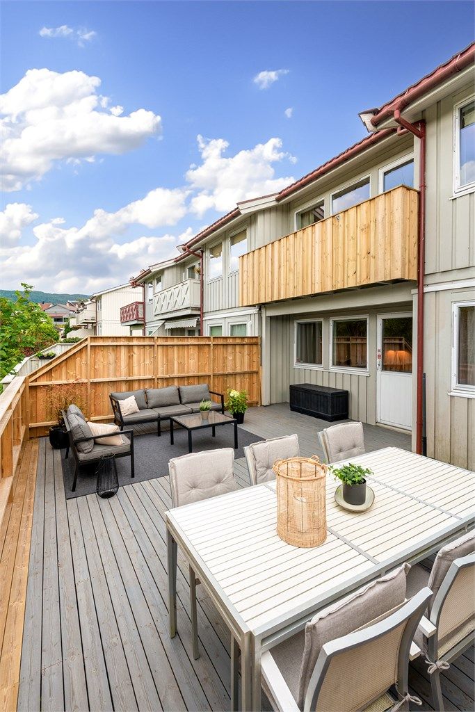 God plass til både spisebord og sofagruppe på terrassen.