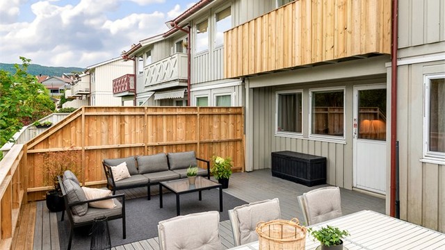 God plass til både spisebord og sofagruppe på terrassen.