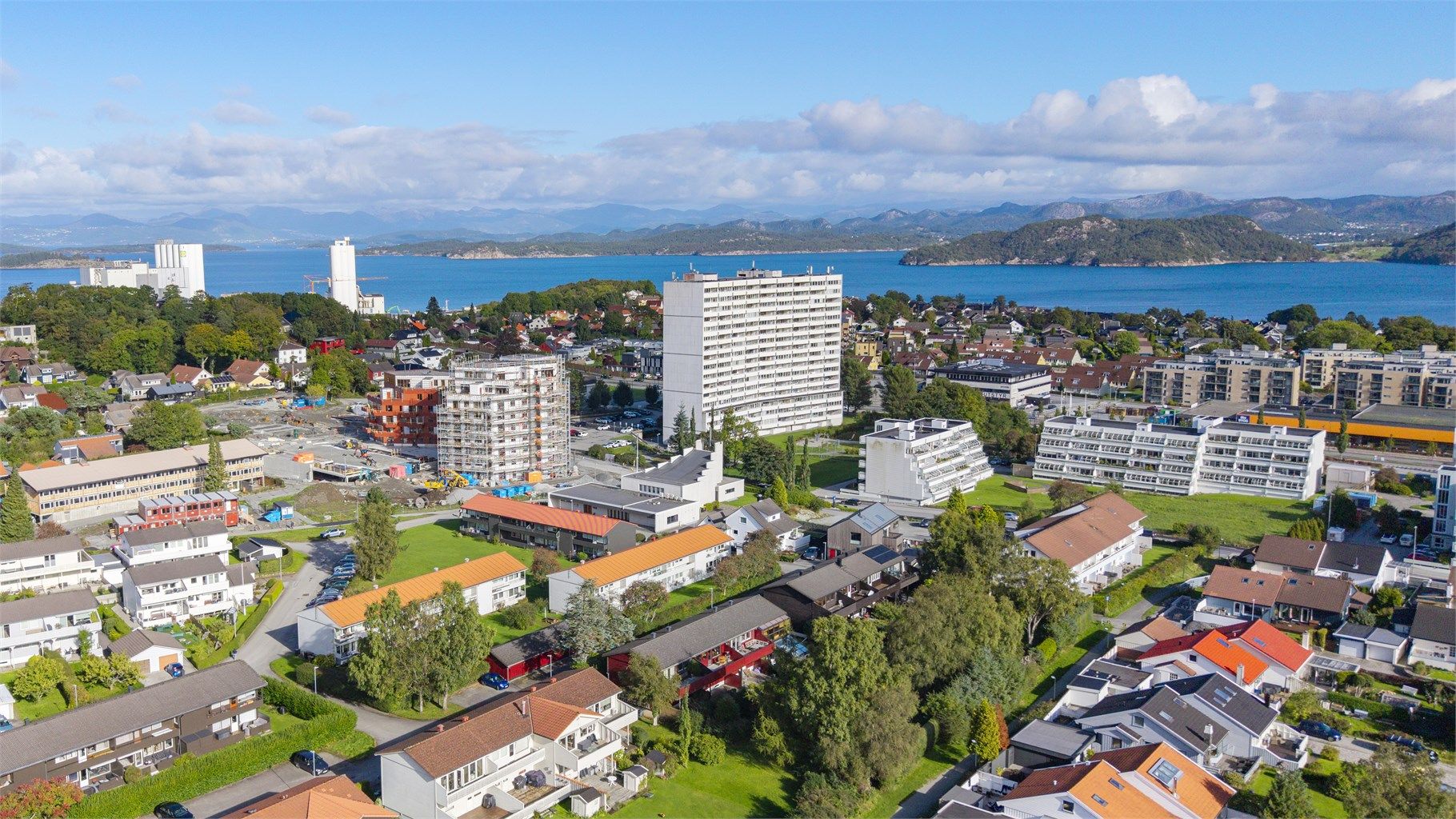Sentral beliggenhet på Kristianslyst med kort avstand til sentrum, turområder og fjorden.