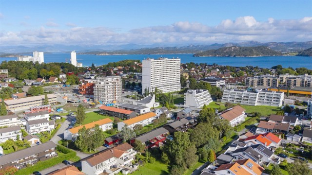 Sentral beliggenhet på Kristianslyst med kort avstand til sentrum, turområder og fjorden.