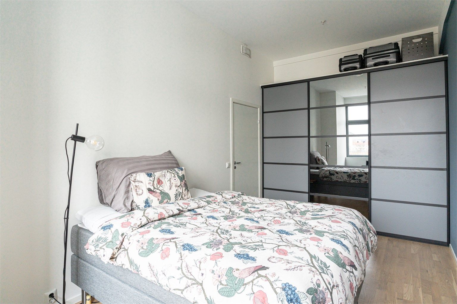 Videre har man svært godt med oppbevaringsplass i skyvedørsgarderoben som dekker hele ene veggen.