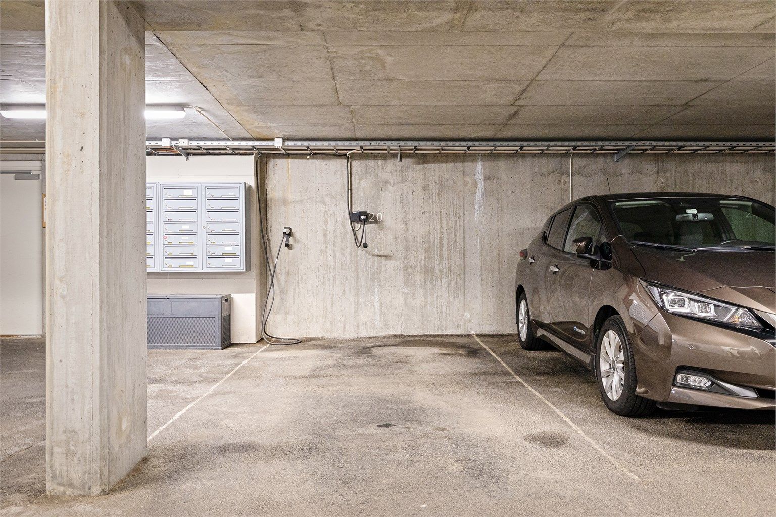 Parkeringsplassen er utstyrt med elbillader. Praktisk plassering like ved postkasser og dør til sameiet.