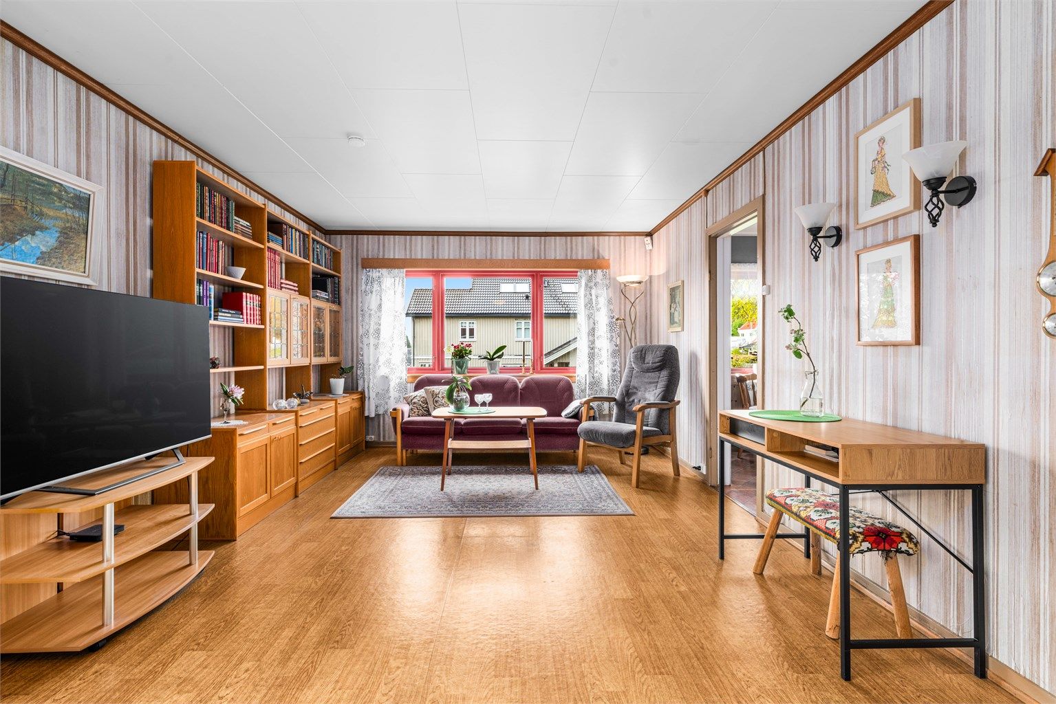 Stuen er et fleksibelt rom med plass til både sofagruppe og spisebord.