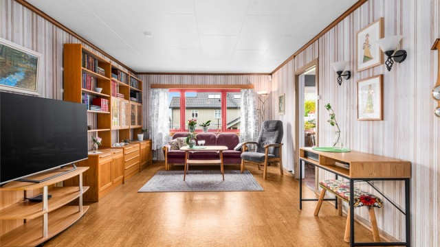Stuen er et fleksibelt rom med plass til både sofagruppe og spisebord.