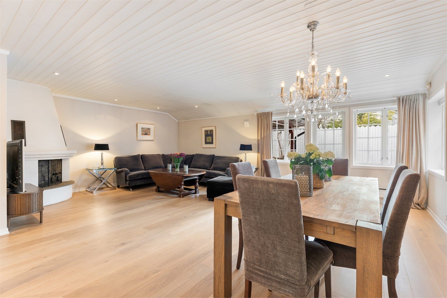 Her er det god plass for familiesammenkomster, med enstavs parkett på gulvet og malte paneltak.