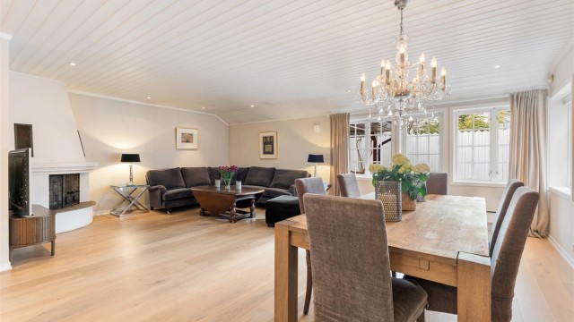 Her er det god plass for familiesammenkomster, med enstavs parkett på gulvet og malte paneltak.