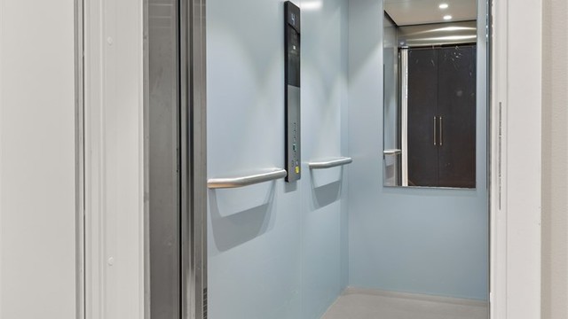 Heisen går direkte fra både garasjeanlegget og byggets inngangsparti til boligen, og åpner rett inn i leiligheten.